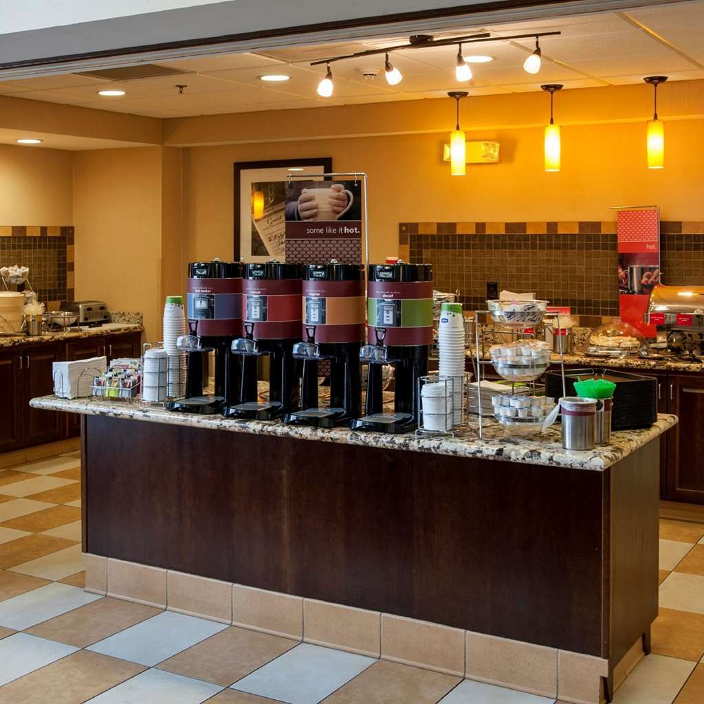 Hampton Inn & Suites Watertown Restaurant bilde